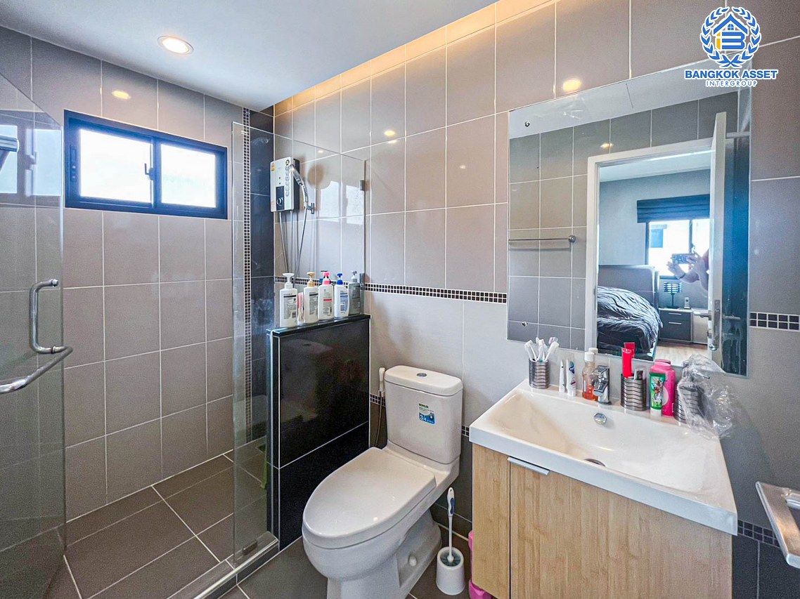 *****บ้านเดี่ยวมือสองนนทบุรี โครงการ ภัสสร แจ้งวัฒนะ-ชัยพฤกษ์ หลังมุม เนื้อที่กว้างขวางเกือบ 67 ตร.ว. ฟังก์ชัน 4 ห้องนอน 5 ห้องน้ำ 2 ที่จอดรถ มีห้องอเนกประสงค์ด้านล่าง กั้นเป็นห้องนอนได้, ห้องแม่บ้าน และห้องน้ำแม่บ้าน บนทำเลดี ใกล้รถไฟฟ้าสายสีชมพู "สถานีปากเกร็ด" และทางด่วน "แจ้งวัฒนะ"