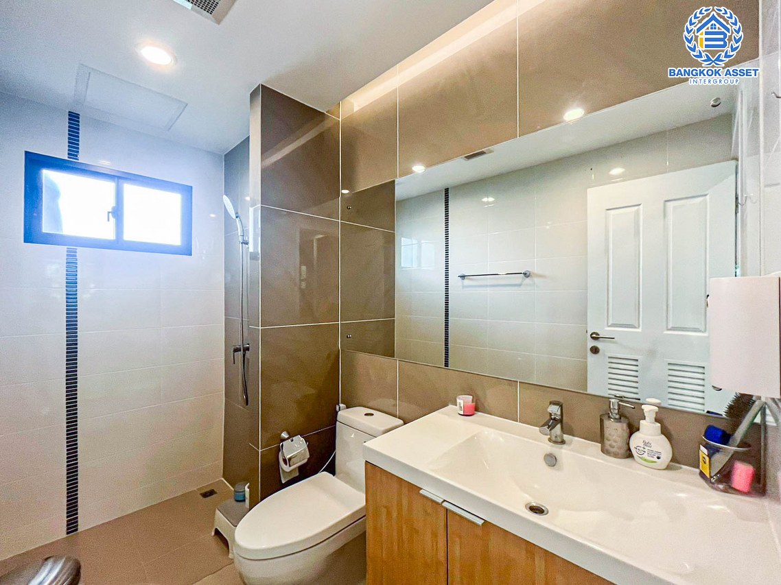 *****บ้านเดี่ยวมือสองนนทบุรี โครงการ ภัสสร แจ้งวัฒนะ-ชัยพฤกษ์ หลังมุม เนื้อที่กว้างขวางเกือบ 67 ตร.ว. ฟังก์ชัน 4 ห้องนอน 5 ห้องน้ำ 2 ที่จอดรถ มีห้องอเนกประสงค์ด้านล่าง กั้นเป็นห้องนอนได้, ห้องแม่บ้าน และห้องน้ำแม่บ้าน บนทำเลดี ใกล้รถไฟฟ้าสายสีชมพู "สถานีปากเกร็ด" และทางด่วน "แจ้งวัฒนะ"