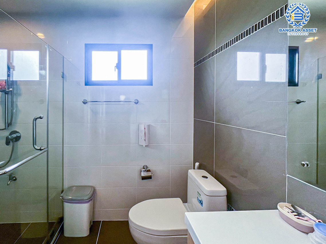 *****บ้านเดี่ยวมือสองนนทบุรี โครงการ ภัสสร แจ้งวัฒนะ-ชัยพฤกษ์ หลังมุม เนื้อที่กว้างขวางเกือบ 67 ตร.ว. ฟังก์ชัน 4 ห้องนอน 5 ห้องน้ำ 2 ที่จอดรถ มีห้องอเนกประสงค์ด้านล่าง กั้นเป็นห้องนอนได้, ห้องแม่บ้าน และห้องน้ำแม่บ้าน บนทำเลดี ใกล้รถไฟฟ้าสายสีชมพู "สถานีปากเกร็ด" และทางด่วน "แจ้งวัฒนะ"