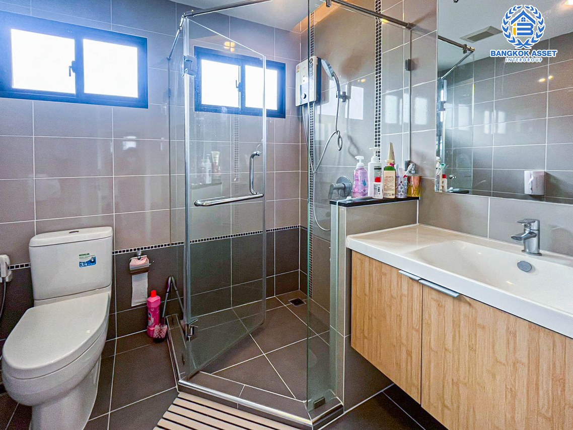 *****บ้านเดี่ยวมือสองนนทบุรี โครงการ ภัสสร แจ้งวัฒนะ-ชัยพฤกษ์ หลังมุม เนื้อที่กว้างขวางเกือบ 67 ตร.ว. ฟังก์ชัน 4 ห้องนอน 5 ห้องน้ำ 2 ที่จอดรถ มีห้องอเนกประสงค์ด้านล่าง กั้นเป็นห้องนอนได้, ห้องแม่บ้าน และห้องน้ำแม่บ้าน บนทำเลดี ใกล้รถไฟฟ้าสายสีชมพู "สถานีปากเกร็ด" และทางด่วน "แจ้งวัฒนะ"