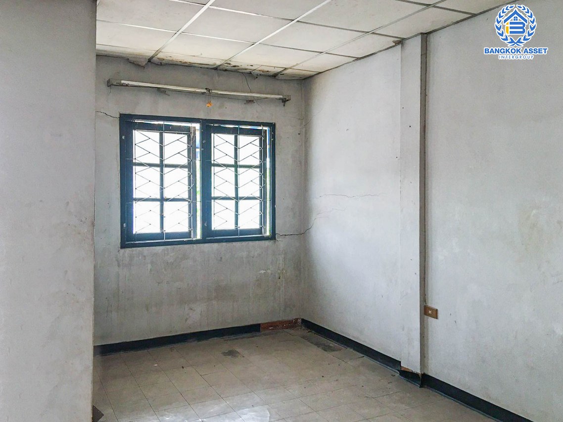 ทาวน์เฮ้าส์มือสองนนทบุรี หมู่บ้าน ซอยพรไพศาล 14 ติวานนท์ เนื้อที่ 16 ตร.ว. ฟังก์ชัน 2 ห้องนอน 1 ห้องน้ำ 1 ที่จอดรถ บนทำเลแห่งการเดินทาง เชื่อมต่อถนนติวานนท์, ถนนแจ้งวัฒนะ, ถนนชัยพฤกษ์ ใกล้รถไฟฟ้าสายสีชมพู "สถานีปากเกร็ด" ห้ามพลาด!