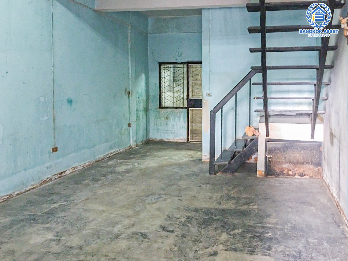 ทาวน์เฮ้าส์มือสองนนทบุรี หมู่บ้าน ซอยพรไพศาล 14 ติวานนท์ เนื้อที่ 16 ตร.ว. ฟังก์ชัน 2 ห้องนอน 1 ห้องน้ำ 1 ที่จอดรถ บนทำเลแห่งการเดินทาง เชื่อมต่อถนนติวานนท์, ถนนแจ้งวัฒนะ, ถนนชัยพฤกษ์ ใกล้รถไฟฟ้าสายสีชมพู "สถานีปากเกร็ด" ห้ามพลาด!