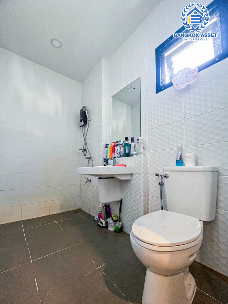 *****บ้านแฝดมือสอง โครงการ อีโค เฮ้าส์ วงแหวน-ลำลูกกา เนื้อที่กว่า 35.30 ตร.ว. ฟังก์ชัน 2 ห้องนอน 2 ห้องน้ำ 2 ที่จอดรถ ภายในตกแต่งสวยสภาพดี ฟรี! เครื่องปรับอากาศ โครงการตั้งบนทำเลดี เชื่อมต่อถนนลำลูกกา ใกล้รถไฟฟ้าสายสีเขียว(ส่วนต่อขยาย คูคต-ลำลูกกา) และจุดขึ้นทางด่วน "รามอินทรา-อาจณรงค์"