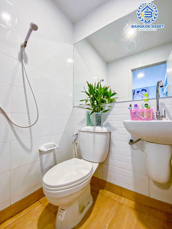 *****ทาวน์เฮ้าส์มือสองนนทบุรี โครงการ คาซ่า วอเตอร์ไซด์ พระราม5 เนื้อที่ 24.3 ตร.ว หลังมุม สภาพดี สวยงาม พร้อมฟังก์ชัน 3 ห้องนอน 2 ห้องน้ำ 2 ที่จอดรถ แถมฟรีสุดคุ้ม! 3 เครื่องปรับอากาศ โครงการติดถนนใหญ่ ทำเลเยี่ยม เชื่อมต่อถนนนครอินทร์, ถนนราชพฤกษ์ ใช้เวลาเพียง 10 นาทีถึง โครงการรถไฟฟ้าสายสีม่วง "สถานีแยกติวานนท์"