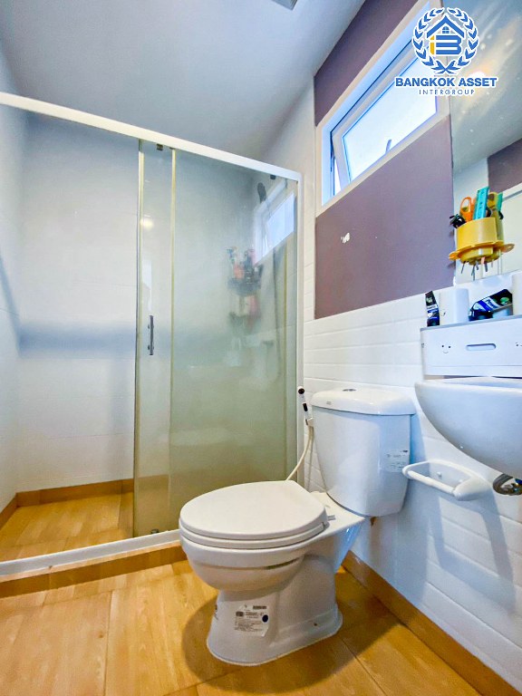 *****ทาวน์เฮ้าส์มือสองนนทบุรี โครงการ คาซ่า วอเตอร์ไซด์ พระราม5 เนื้อที่ 24.3 ตร.ว หลังมุม สภาพดี สวยงาม พร้อมฟังก์ชัน 3 ห้องนอน 2 ห้องน้ำ 2 ที่จอดรถ แถมฟรีสุดคุ้ม! 3 เครื่องปรับอากาศ โครงการติดถนนใหญ่ ทำเลเยี่ยม เชื่อมต่อถนนนครอินทร์, ถนนราชพฤกษ์ ใช้เวลาเพียง 10 นาทีถึง โครงการรถไฟฟ้าสายสีม่วง "สถานีแยกติวานนท์"