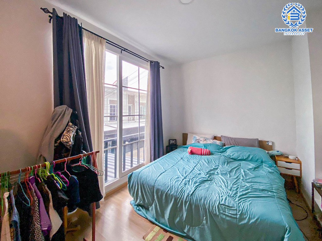 *****ทาวน์เฮ้าส์มือสองนนทบุรี โครงการ คาซ่า วอเตอร์ไซด์ พระราม5 เนื้อที่ 24.3 ตร.ว หลังมุม สภาพดี สวยงาม พร้อมฟังก์ชัน 3 ห้องนอน 2 ห้องน้ำ 2 ที่จอดรถ แถมฟรีสุดคุ้ม! 3 เครื่องปรับอากาศ โครงการติดถนนใหญ่ ทำเลเยี่ยม เชื่อมต่อถนนนครอินทร์, ถนนราชพฤกษ์ ใช้เวลาเพียง 10 นาทีถึง โครงการรถไฟฟ้าสายสีม่วง "สถานีแยกติวานนท์"