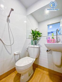 *****ทาวน์เฮ้าส์มือสองนนทบุรี โครงการ คาซ่า วอเตอร์ไซด์ พระราม5 เนื้อที่ 24.3 ตร.ว หลังมุม สภาพดี สวยงาม พร้อมฟังก์ชัน 3 ห้องนอน 2 ห้องน้ำ 2 ที่จอดรถ แถมฟรีสุดคุ้ม! 3 เครื่องปรับอากาศ โครงการติดถนนใหญ่ ทำเลเยี่ยม เชื่อมต่อถนนนครอินทร์, ถนนราชพฤกษ์ ใช้เวลาเพียง 10 นาทีถึง โครงการรถไฟฟ้าสายสีม่วง "สถานีแยกติวานนท์"