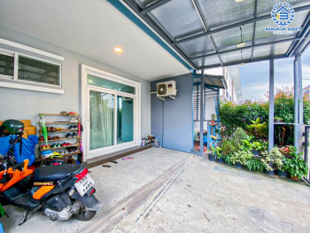 *****ทาวน์เฮ้าส์มือสองนนทบุรี โครงการ คาซ่า วอเตอร์ไซด์ พระราม5 เนื้อที่ 24.3 ตร.ว หลังมุม สภาพดี สวยงาม พร้อมฟังก์ชัน 3 ห้องนอน 2 ห้องน้ำ 2 ที่จอดรถ แถมฟรีสุดคุ้ม! 3 เครื่องปรับอากาศ โครงการติดถนนใหญ่ ทำเลเยี่ยม เชื่อมต่อถนนนครอินทร์, ถนนราชพฤกษ์ ใช้เวลาเพียง 10 นาทีถึง โครงการรถไฟฟ้าสายสีม่วง "สถานีแยกติวานนท์"