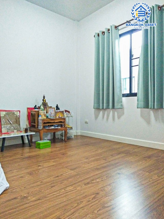 ทาวน์เฮ้าส์มือสองกรุงเทพมหานคร โครงการ เดอะวิลล่า รามอินทรา-วงแหวน เนื้อที่กว้าง 21 ตร.ว. ฟังก์ชัน 3 ห้องนอน 2 ห้องน้ำ 1 ที่จอดรถ แถมฟรี! 2 เครื่องปรับอากาศ บนทำเลแห่งการเดินทาง ใกล้รถไฟฟ้าสายสีชมพู "สถานีคู้บอน" และทางด่วน "รามอินทรา–อาจณรงค์" จองเลย!