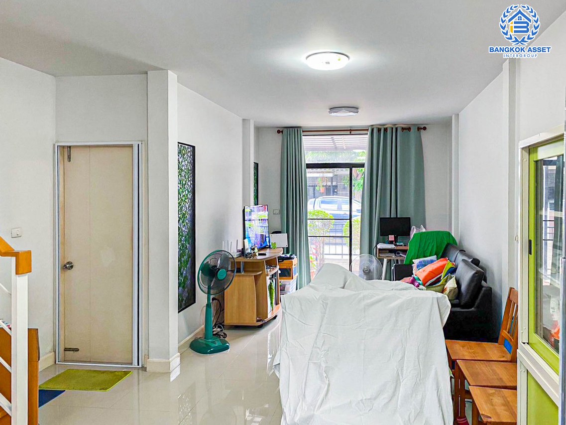 ทาวน์เฮ้าส์มือสองกรุงเทพมหานคร โครงการ เดอะวิลล่า รามอินทรา-วงแหวน เนื้อที่กว้าง 21 ตร.ว. ฟังก์ชัน 3 ห้องนอน 2 ห้องน้ำ 1 ที่จอดรถ แถมฟรี! 2 เครื่องปรับอากาศ บนทำเลแห่งการเดินทาง ใกล้รถไฟฟ้าสายสีชมพู "สถานีคู้บอน" และทางด่วน "รามอินทรา–อาจณรงค์" จองเลย!