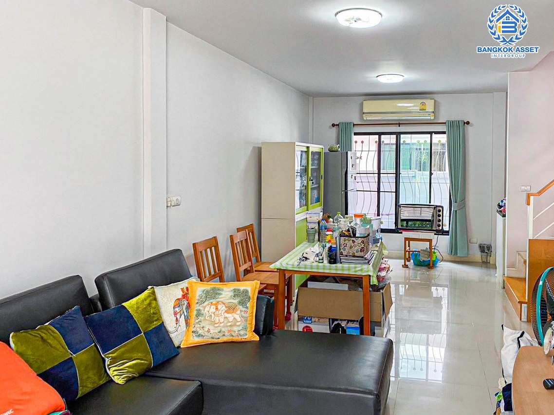 ทาวน์เฮ้าส์มือสองกรุงเทพมหานคร โครงการ เดอะวิลล่า รามอินทรา-วงแหวน เนื้อที่กว้าง 21 ตร.ว. ฟังก์ชัน 3 ห้องนอน 2 ห้องน้ำ 1 ที่จอดรถ แถมฟรี! 2 เครื่องปรับอากาศ บนทำเลแห่งการเดินทาง ใกล้รถไฟฟ้าสายสีชมพู "สถานีคู้บอน" และทางด่วน "รามอินทรา–อาจณรงค์" จองเลย!