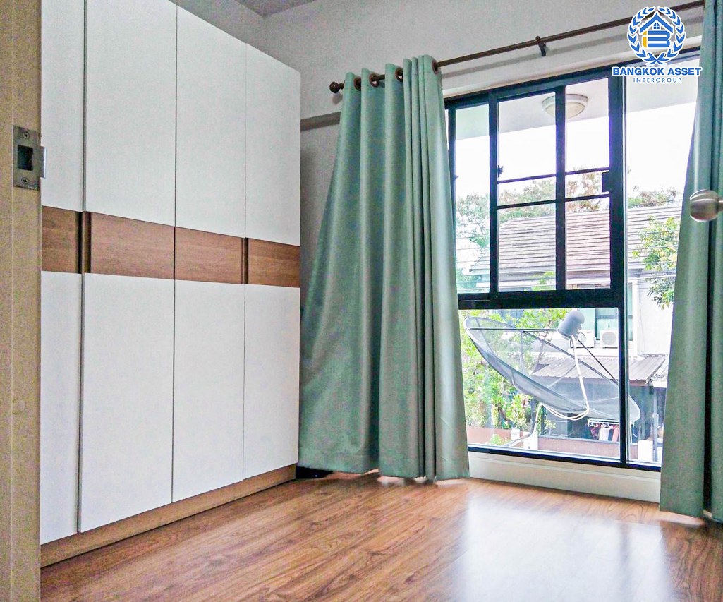 ทาวน์เฮ้าส์มือสองกรุงเทพมหานคร โครงการ เดอะวิลล่า รามอินทรา-วงแหวน เนื้อที่กว้าง 21 ตร.ว. ฟังก์ชัน 3 ห้องนอน 2 ห้องน้ำ 1 ที่จอดรถ แถมฟรี! 2 เครื่องปรับอากาศ บนทำเลแห่งการเดินทาง ใกล้รถไฟฟ้าสายสีชมพู "สถานีคู้บอน" และทางด่วน "รามอินทรา–อาจณรงค์" จองเลย!