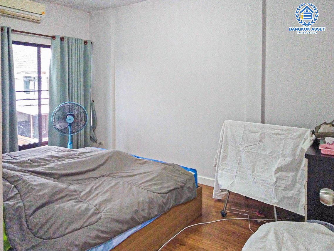 ทาวน์เฮ้าส์มือสองกรุงเทพมหานคร โครงการ เดอะวิลล่า รามอินทรา-วงแหวน เนื้อที่กว้าง 21 ตร.ว. ฟังก์ชัน 3 ห้องนอน 2 ห้องน้ำ 1 ที่จอดรถ แถมฟรี! 2 เครื่องปรับอากาศ บนทำเลแห่งการเดินทาง ใกล้รถไฟฟ้าสายสีชมพู "สถานีคู้บอน" และทางด่วน "รามอินทรา–อาจณรงค์" จองเลย!