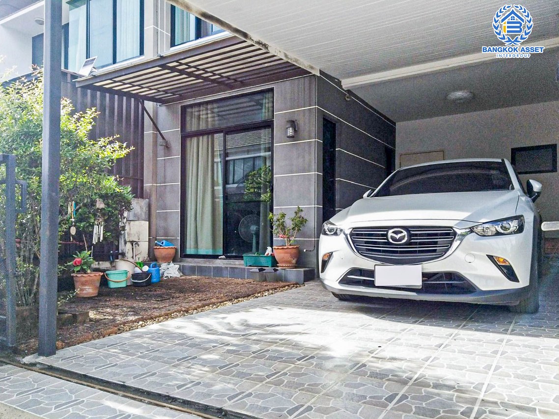 ทาวน์เฮ้าส์มือสองกรุงเทพมหานคร โครงการ เดอะวิลล่า รามอินทรา-วงแหวน เนื้อที่กว้าง 21 ตร.ว. ฟังก์ชัน 3 ห้องนอน 2 ห้องน้ำ 1 ที่จอดรถ แถมฟรี! 2 เครื่องปรับอากาศ บนทำเลแห่งการเดินทาง ใกล้รถไฟฟ้าสายสีชมพู "สถานีคู้บอน" และทางด่วน "รามอินทรา–อาจณรงค์" จองเลย!