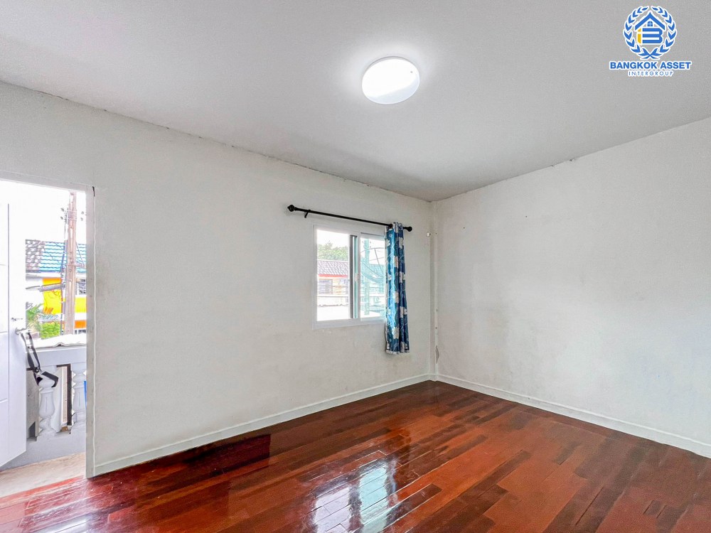 ****ทาวน์เฮ้าส์มือสอง หมู่บ้าน เจริญทรัพย์ วิภาวดี-รังสิต เนื้อที่กว้าง 20.50 ตร.ว. ฟังก์ชัน 2 ห้องนอน 1 ห้องน้ำ 1 ที่จอดรถ ภายในสภาพดีเยี่ยม พร้อมเข้าอยู่ บนทำเลดี เชื่อมต่อถนนวิภาวดี-รังสิต, ถนนประชาชื่น, ถนนแจ้งวัฒนะ ใกล้รถไฟฟ้าสายสีแดง "สถานีทุ่งสองห้อง" และจุดขึ้นทางด่วน "อุตราภิมุข"