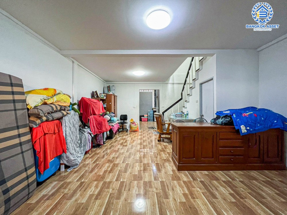 ****ทาวน์เฮ้าส์มือสอง หมู่บ้าน เจริญทรัพย์ วิภาวดี-รังสิต เนื้อที่กว้าง 20.50 ตร.ว. ฟังก์ชัน 2 ห้องนอน 1 ห้องน้ำ 1 ที่จอดรถ ภายในสภาพดีเยี่ยม พร้อมเข้าอยู่ บนทำเลดี เชื่อมต่อถนนวิภาวดี-รังสิต, ถนนประชาชื่น, ถนนแจ้งวัฒนะ ใกล้รถไฟฟ้าสายสีแดง "สถานีทุ่งสองห้อง" และจุดขึ้นทางด่วน "อุตราภิมุข"