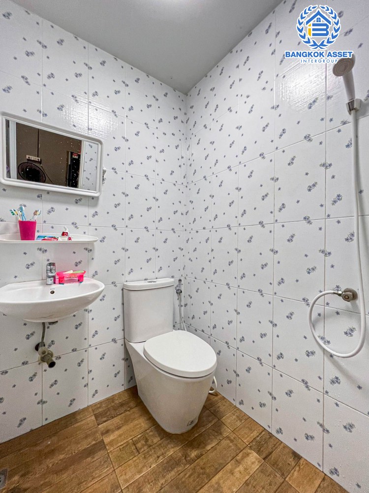 ****ทาวน์เฮ้าส์มือสอง หมู่บ้าน เจริญทรัพย์ วิภาวดี-รังสิต เนื้อที่กว้าง 20.50 ตร.ว. ฟังก์ชัน 2 ห้องนอน 1 ห้องน้ำ 1 ที่จอดรถ ภายในสภาพดีเยี่ยม พร้อมเข้าอยู่ บนทำเลดี เชื่อมต่อถนนวิภาวดี-รังสิต, ถนนประชาชื่น, ถนนแจ้งวัฒนะ ใกล้รถไฟฟ้าสายสีแดง "สถานีทุ่งสองห้อง" และจุดขึ้นทางด่วน "อุตราภิมุข"