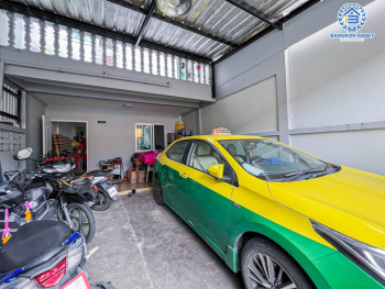 ****ทาวน์เฮ้าส์มือสอง หมู่บ้าน เจริญทรัพย์ วิภาวดี-รังสิต เนื้อที่กว้าง 20.50 ตร.ว. ฟังก์ชัน 2 ห้องนอน 1 ห้องน้ำ 1 ที่จอดรถ ภายในสภาพดีเยี่ยม พร้อมเข้าอยู่ บนทำเลดี เชื่อมต่อถนนวิภาวดี-รังสิต, ถนนประชาชื่น, ถนนแจ้งวัฒนะ ใกล้รถไฟฟ้าสายสีแดง "สถานีทุ่งสองห้อง" และจุดขึ้นทางด่วน "อุตราภิมุข"