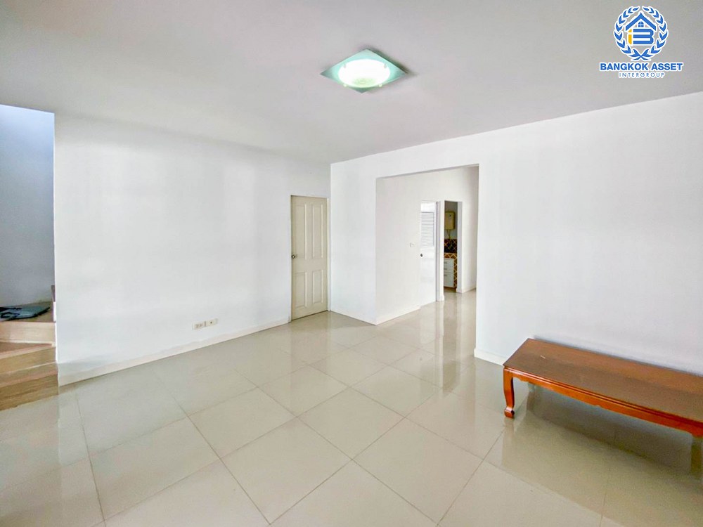 ทาวน์เฮ้าส์มือสอง นนทบุรี โครงการ ไอริส พาร์ค สุขุมวิท เนื้อที่ 21.60 ตร.ว พร้อมฟังก์ชัน 3 ห้องนอน 2 ห้องน้ำ 2 ที่จอดรถ แถมฟรี! เครื่องปรับอากาศ โครงการตั้งบนทำเลดี เชื่อมต่อถนนสุขุมมวิท, ถนนปู่เจ้าสมิงพราย, ถนนสรรพาวุธ ใกล้รถไฟฟ้าสายสีเขียว "สถานีบางนา" และทางพิเศษ "บางนา-อาจณรงค์"