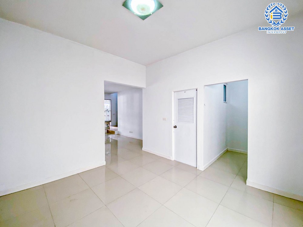 ทาวน์เฮ้าส์มือสอง นนทบุรี โครงการ ไอริส พาร์ค สุขุมวิท เนื้อที่ 21.60 ตร.ว พร้อมฟังก์ชัน 3 ห้องนอน 2 ห้องน้ำ 2 ที่จอดรถ แถมฟรี! เครื่องปรับอากาศ โครงการตั้งบนทำเลดี เชื่อมต่อถนนสุขุมมวิท, ถนนปู่เจ้าสมิงพราย, ถนนสรรพาวุธ ใกล้รถไฟฟ้าสายสีเขียว "สถานีบางนา" และทางพิเศษ "บางนา-อาจณรงค์"