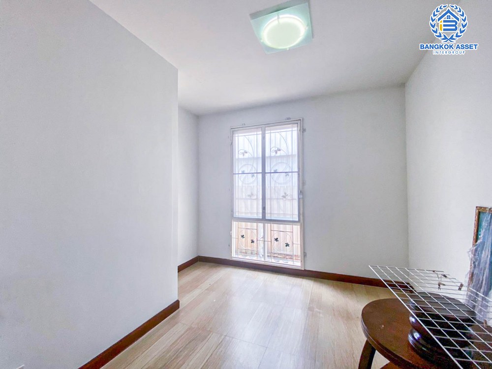 ทาวน์เฮ้าส์มือสอง นนทบุรี โครงการ ไอริส พาร์ค สุขุมวิท เนื้อที่ 21.60 ตร.ว พร้อมฟังก์ชัน 3 ห้องนอน 2 ห้องน้ำ 2 ที่จอดรถ แถมฟรี! เครื่องปรับอากาศ โครงการตั้งบนทำเลดี เชื่อมต่อถนนสุขุมมวิท, ถนนปู่เจ้าสมิงพราย, ถนนสรรพาวุธ ใกล้รถไฟฟ้าสายสีเขียว "สถานีบางนา" และทางพิเศษ "บางนา-อาจณรงค์"