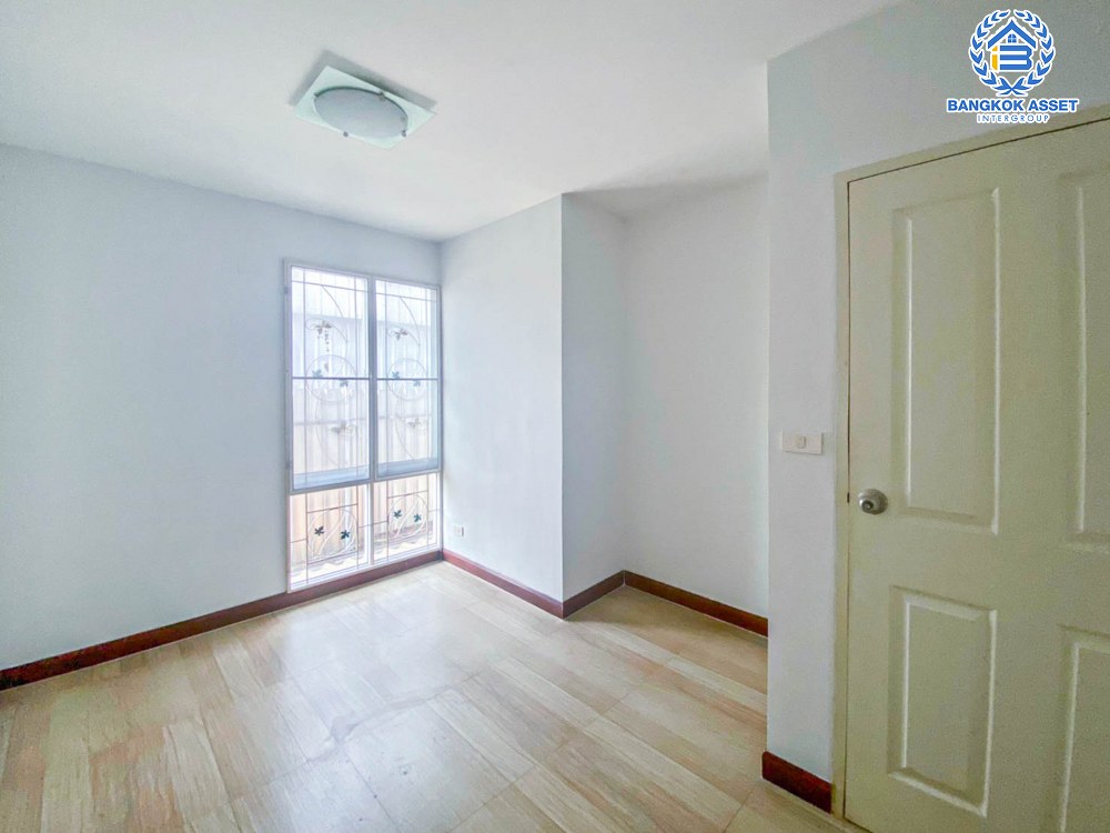 ทาวน์เฮ้าส์มือสอง นนทบุรี โครงการ ไอริส พาร์ค สุขุมวิท เนื้อที่ 21.60 ตร.ว พร้อมฟังก์ชัน 3 ห้องนอน 2 ห้องน้ำ 2 ที่จอดรถ แถมฟรี! เครื่องปรับอากาศ โครงการตั้งบนทำเลดี เชื่อมต่อถนนสุขุมมวิท, ถนนปู่เจ้าสมิงพราย, ถนนสรรพาวุธ ใกล้รถไฟฟ้าสายสีเขียว "สถานีบางนา" และทางพิเศษ "บางนา-อาจณรงค์"