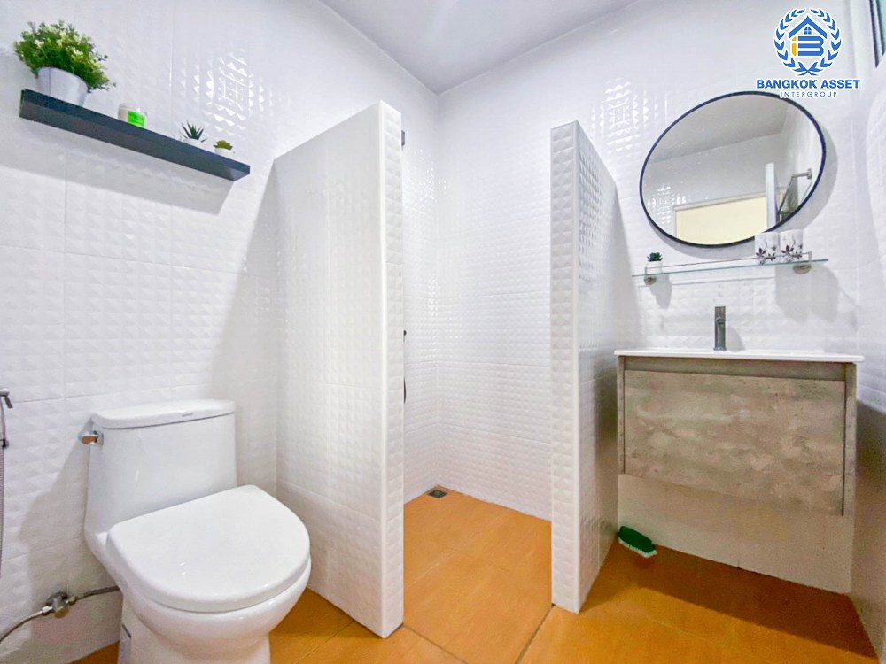 ทาวน์เฮ้าส์มือสอง นนทบุรี โครงการ ไอริส พาร์ค สุขุมวิท เนื้อที่ 21.60 ตร.ว พร้อมฟังก์ชัน 3 ห้องนอน 2 ห้องน้ำ 2 ที่จอดรถ แถมฟรี! เครื่องปรับอากาศ โครงการตั้งบนทำเลดี เชื่อมต่อถนนสุขุมมวิท, ถนนปู่เจ้าสมิงพราย, ถนนสรรพาวุธ ใกล้รถไฟฟ้าสายสีเขียว "สถานีบางนา" และทางพิเศษ "บางนา-อาจณรงค์"