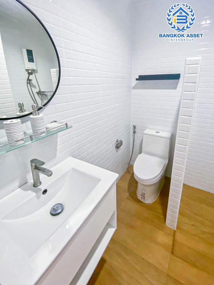 ทาวน์เฮ้าส์มือสอง นนทบุรี โครงการ ไอริส พาร์ค สุขุมวิท เนื้อที่ 21.60 ตร.ว พร้อมฟังก์ชัน 3 ห้องนอน 2 ห้องน้ำ 2 ที่จอดรถ แถมฟรี! เครื่องปรับอากาศ โครงการตั้งบนทำเลดี เชื่อมต่อถนนสุขุมมวิท, ถนนปู่เจ้าสมิงพราย, ถนนสรรพาวุธ ใกล้รถไฟฟ้าสายสีเขียว "สถานีบางนา" และทางพิเศษ "บางนา-อาจณรงค์"