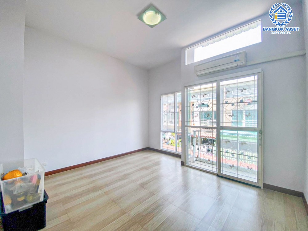 ทาวน์เฮ้าส์มือสอง นนทบุรี โครงการ ไอริส พาร์ค สุขุมวิท เนื้อที่ 21.60 ตร.ว พร้อมฟังก์ชัน 3 ห้องนอน 2 ห้องน้ำ 2 ที่จอดรถ แถมฟรี! เครื่องปรับอากาศ โครงการตั้งบนทำเลดี เชื่อมต่อถนนสุขุมมวิท, ถนนปู่เจ้าสมิงพราย, ถนนสรรพาวุธ ใกล้รถไฟฟ้าสายสีเขียว "สถานีบางนา" และทางพิเศษ "บางนา-อาจณรงค์"