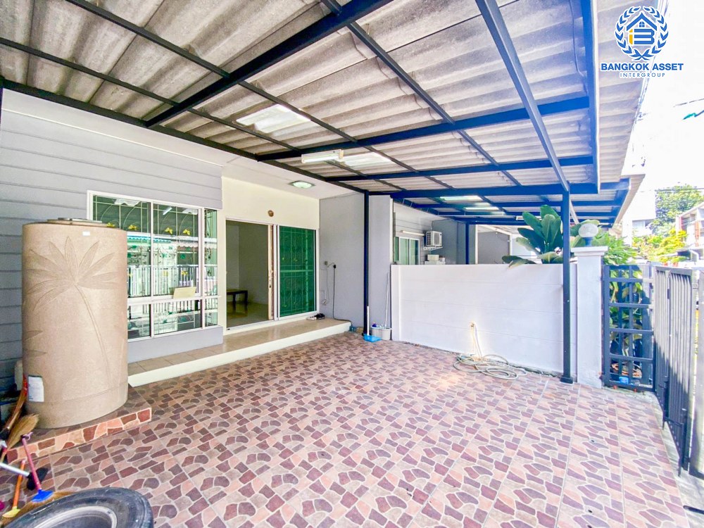 ทาวน์เฮ้าส์มือสอง นนทบุรี โครงการ ไอริส พาร์ค สุขุมวิท เนื้อที่ 21.60 ตร.ว พร้อมฟังก์ชัน 3 ห้องนอน 2 ห้องน้ำ 2 ที่จอดรถ แถมฟรี! เครื่องปรับอากาศ โครงการตั้งบนทำเลดี เชื่อมต่อถนนสุขุมมวิท, ถนนปู่เจ้าสมิงพราย, ถนนสรรพาวุธ ใกล้รถไฟฟ้าสายสีเขียว "สถานีบางนา" และทางพิเศษ "บางนา-อาจณรงค์"