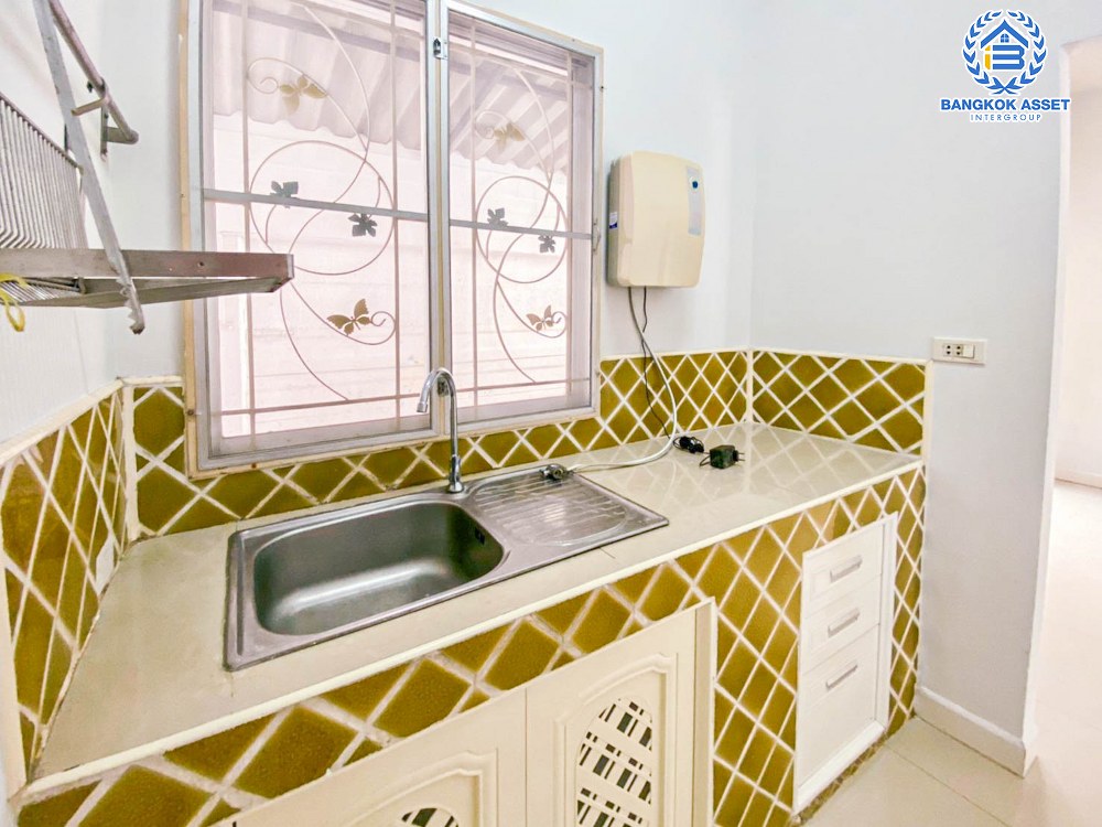 ทาวน์เฮ้าส์มือสอง นนทบุรี โครงการ ไอริส พาร์ค สุขุมวิท เนื้อที่ 21.60 ตร.ว พร้อมฟังก์ชัน 3 ห้องนอน 2 ห้องน้ำ 2 ที่จอดรถ แถมฟรี! เครื่องปรับอากาศ โครงการตั้งบนทำเลดี เชื่อมต่อถนนสุขุมมวิท, ถนนปู่เจ้าสมิงพราย, ถนนสรรพาวุธ ใกล้รถไฟฟ้าสายสีเขียว "สถานีบางนา" และทางพิเศษ "บางนา-อาจณรงค์"