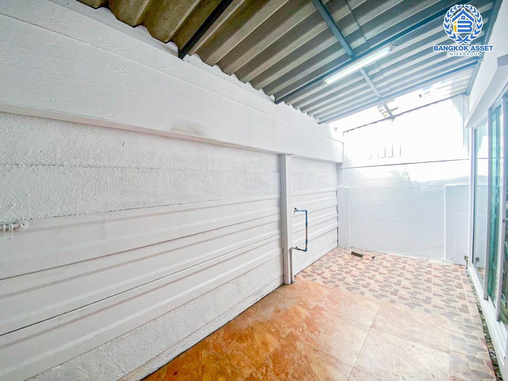 ทาวน์เฮ้าส์มือสอง นนทบุรี โครงการ ไอริส พาร์ค สุขุมวิท เนื้อที่ 21.60 ตร.ว พร้อมฟังก์ชัน 3 ห้องนอน 2 ห้องน้ำ 2 ที่จอดรถ แถมฟรี! เครื่องปรับอากาศ โครงการตั้งบนทำเลดี เชื่อมต่อถนนสุขุมมวิท, ถนนปู่เจ้าสมิงพราย, ถนนสรรพาวุธ ใกล้รถไฟฟ้าสายสีเขียว "สถานีบางนา" และทางพิเศษ "บางนา-อาจณรงค์"