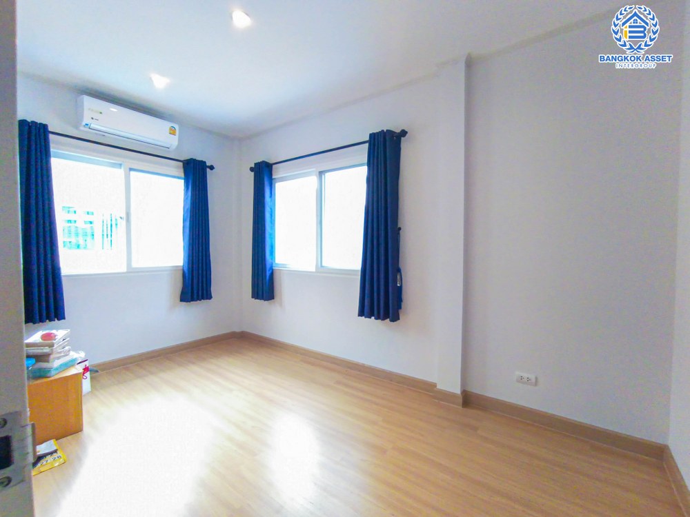 *****บ้านแฝดมือสอง โครงการ ศุภาลัยเบลล่า ซ.กันตนา เนื้อที่กว้าง 37.80 ตร.ว. ฟังก์ชัน 3 ห้องนอน 2 ห้องน้ำ 2 ที่จอดรถ สภาพภายในสวย รอบบ้านกว้างขวาง บนทำเลดี เชื่อมต่อถนนกาญนาภิเษก, ถนนแก้วอินทร์ ถนนคลองถนน และจุดขึ้นทางด่วน "ศรีรัช" จองเลย!