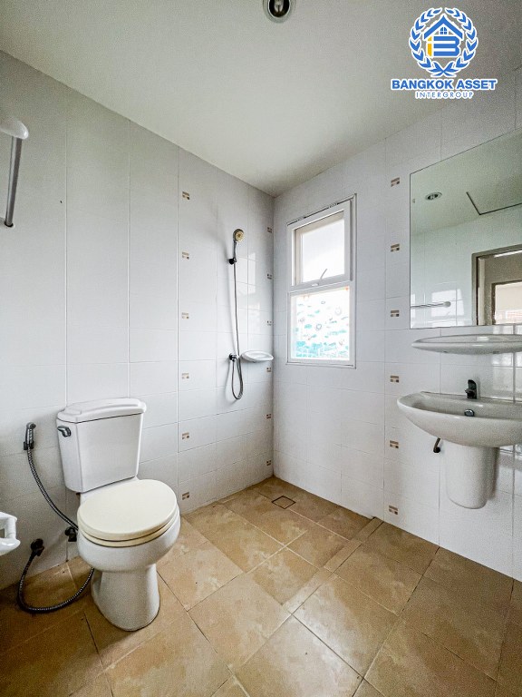 *****บ้านเดี่ยวมือสองปทุมธานี โครงการ ศุภาลัย วิลล์ ศรีสมาน-ปทุมสายใน เนื้อที่ 54.3 สภาพดีในสไตล์โมเดิร์น พร้อมขายกับฟังก์ชัน 3 ห้องนอน 3 ห้องน้ำ 2 ที่จอดรถ ทำเลเดินทางสะดวก เชื่อมต่อถนนปทุมธานี-สายใน , ถนนสะพานนทบุรี-บางบัวทอง และถนนหมายเลข 307 ใกล้จุดขึ้นทางด่วน "ศรีสมาน" และใกล้ศูนย์การค้า "เดอะ ทรี"