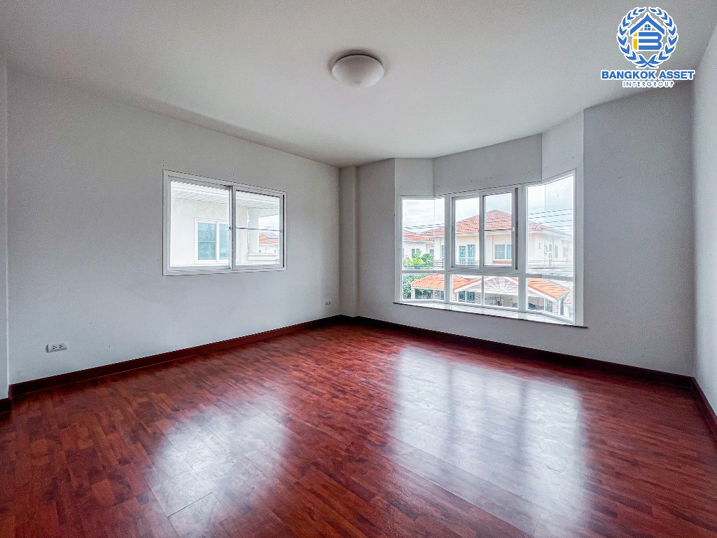 *****บ้านเดี่ยวมือสองปทุมธานี โครงการ ศุภาลัย วิลล์ ศรีสมาน-ปทุมสายใน เนื้อที่ 54.3 สภาพดีในสไตล์โมเดิร์น พร้อมขายกับฟังก์ชัน 3 ห้องนอน 3 ห้องน้ำ 2 ที่จอดรถ ทำเลเดินทางสะดวก เชื่อมต่อถนนปทุมธานี-สายใน , ถนนสะพานนทบุรี-บางบัวทอง และถนนหมายเลข 307 ใกล้จุดขึ้นทางด่วน "ศรีสมาน" และใกล้ศูนย์การค้า "เดอะ ทรี"