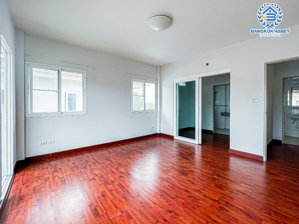 *****บ้านเดี่ยวมือสองปทุมธานี โครงการ ศุภาลัย วิลล์ ศรีสมาน-ปทุมสายใน เนื้อที่ 54.3 สภาพดีในสไตล์โมเดิร์น พร้อมขายกับฟังก์ชัน 3 ห้องนอน 3 ห้องน้ำ 2 ที่จอดรถ ทำเลเดินทางสะดวก เชื่อมต่อถนนปทุมธานี-สายใน , ถนนสะพานนทบุรี-บางบัวทอง และถนนหมายเลข 307 ใกล้จุดขึ้นทางด่วน "ศรีสมาน" และใกล้ศูนย์การค้า "เดอะ ทรี"