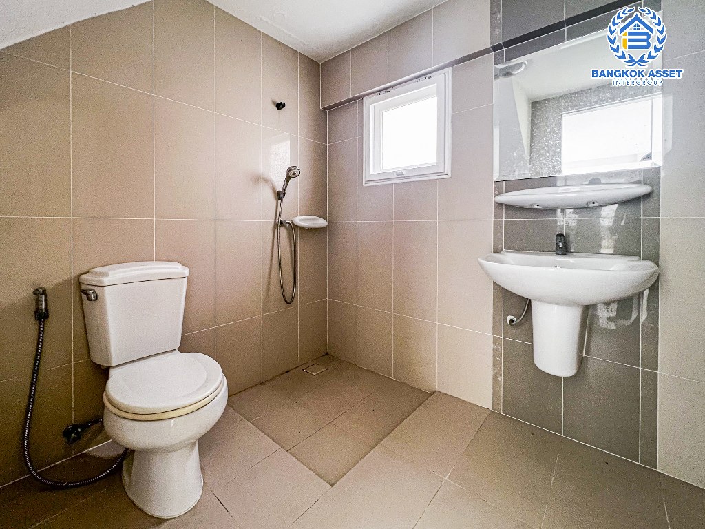 *****บ้านเดี่ยวมือสองปทุมธานี โครงการ ศุภาลัย วิลล์ ศรีสมาน-ปทุมสายใน เนื้อที่ 54.3 สภาพดีในสไตล์โมเดิร์น พร้อมขายกับฟังก์ชัน 3 ห้องนอน 3 ห้องน้ำ 2 ที่จอดรถ ทำเลเดินทางสะดวก เชื่อมต่อถนนปทุมธานี-สายใน , ถนนสะพานนทบุรี-บางบัวทอง และถนนหมายเลข 307 ใกล้จุดขึ้นทางด่วน "ศรีสมาน" และใกล้ศูนย์การค้า "เดอะ ทรี"