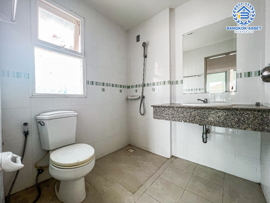 *****บ้านเดี่ยวมือสองปทุมธานี โครงการ ศุภาลัย วิลล์ ศรีสมาน-ปทุมสายใน เนื้อที่ 54.3 สภาพดีในสไตล์โมเดิร์น พร้อมขายกับฟังก์ชัน 3 ห้องนอน 3 ห้องน้ำ 2 ที่จอดรถ ทำเลเดินทางสะดวก เชื่อมต่อถนนปทุมธานี-สายใน , ถนนสะพานนทบุรี-บางบัวทอง และถนนหมายเลข 307 ใกล้จุดขึ้นทางด่วน "ศรีสมาน" และใกล้ศูนย์การค้า "เดอะ ทรี"