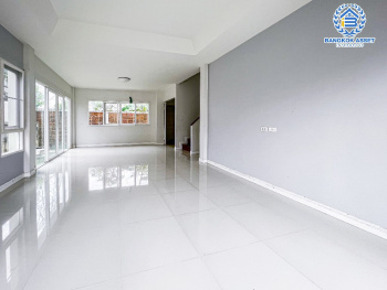 *****บ้านเดี่ยวมือสองปทุมธานี โครงการ ศุภาลัย วิลล์ ศรีสมาน-ปทุมสายใน เนื้อที่ 54.3 สภาพดีในสไตล์โมเดิร์น พร้อมขายกับฟังก์ชัน 3 ห้องนอน 3 ห้องน้ำ 2 ที่จอดรถ ทำเลเดินทางสะดวก เชื่อมต่อถนนปทุมธานี-สายใน , ถนนสะพานนทบุรี-บางบัวทอง และถนนหมายเลข 307 ใกล้จุดขึ้นทางด่วน "ศรีสมาน" และใกล้ศูนย์การค้า "เดอะ ทรี"