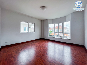 *****บ้านเดี่ยวมือสองปทุมธานี โครงการ ศุภาลัย วิลล์ ศรีสมาน-ปทุมสายใน เนื้อที่ 54.3 สภาพดีในสไตล์โมเดิร์น พร้อมขายกับฟังก์ชัน 3 ห้องนอน 3 ห้องน้ำ 2 ที่จอดรถ ทำเลเดินทางสะดวก เชื่อมต่อถนนปทุมธานี-สายใน , ถนนสะพานนทบุรี-บางบัวทอง และถนนหมายเลข 307 ใกล้จุดขึ้นทางด่วน "ศรีสมาน" และใกล้ศูนย์การค้า "เดอะ ทรี"