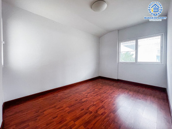 *****บ้านเดี่ยวมือสองปทุมธานี โครงการ ศุภาลัย วิลล์ ศรีสมาน-ปทุมสายใน เนื้อที่ 54.3 สภาพดีในสไตล์โมเดิร์น พร้อมขายกับฟังก์ชัน 3 ห้องนอน 3 ห้องน้ำ 2 ที่จอดรถ ทำเลเดินทางสะดวก เชื่อมต่อถนนปทุมธานี-สายใน , ถนนสะพานนทบุรี-บางบัวทอง และถนนหมายเลข 307 ใกล้จุดขึ้นทางด่วน "ศรีสมาน" และใกล้ศูนย์การค้า "เดอะ ทรี"