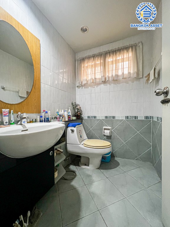 *****บ้านเดี่ยวมือสองกรุงเทพมหานคร โครงการ ภัสสร5 กัลปพฤกษ์ เนื้อที่ 67.3 ตร.ว บ้านหลังใหญ่ในสไตล์ Luxury พร้อมฟังก์ชัน 3 ห้องนอน 3 ห้องน้ำ 2 ที่จอดรถ ทำเลเดินทางสะดวก ติดถนนใหญ่ เชื่อมต่อถนนกัลปพฤกษ์, ถนนราชพฤกษ์ และถนนกาญจนาภิเษก ใกล้โครงการรถไฟฟ้าสายสีเขียวอ่อน "สถานีวุฒากาศ" และจุดขึ้นทางด่วน "เฉลิมมหานคร"