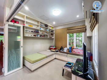 *****บ้านเดี่ยวมือสองกรุงเทพมหานคร โครงการ ภัสสร5 กัลปพฤกษ์ เนื้อที่ 67.3 ตร.ว บ้านหลังใหญ่ในสไตล์ Luxury พร้อมฟังก์ชัน 3 ห้องนอน 3 ห้องน้ำ 2 ที่จอดรถ ทำเลเดินทางสะดวก ติดถนนใหญ่ เชื่อมต่อถนนกัลปพฤกษ์, ถนนราชพฤกษ์ และถนนกาญจนาภิเษก ใกล้โครงการรถไฟฟ้าสายสีเขียวอ่อน "สถานีวุฒากาศ" และจุดขึ้นทางด่วน "เฉลิมมหานคร"