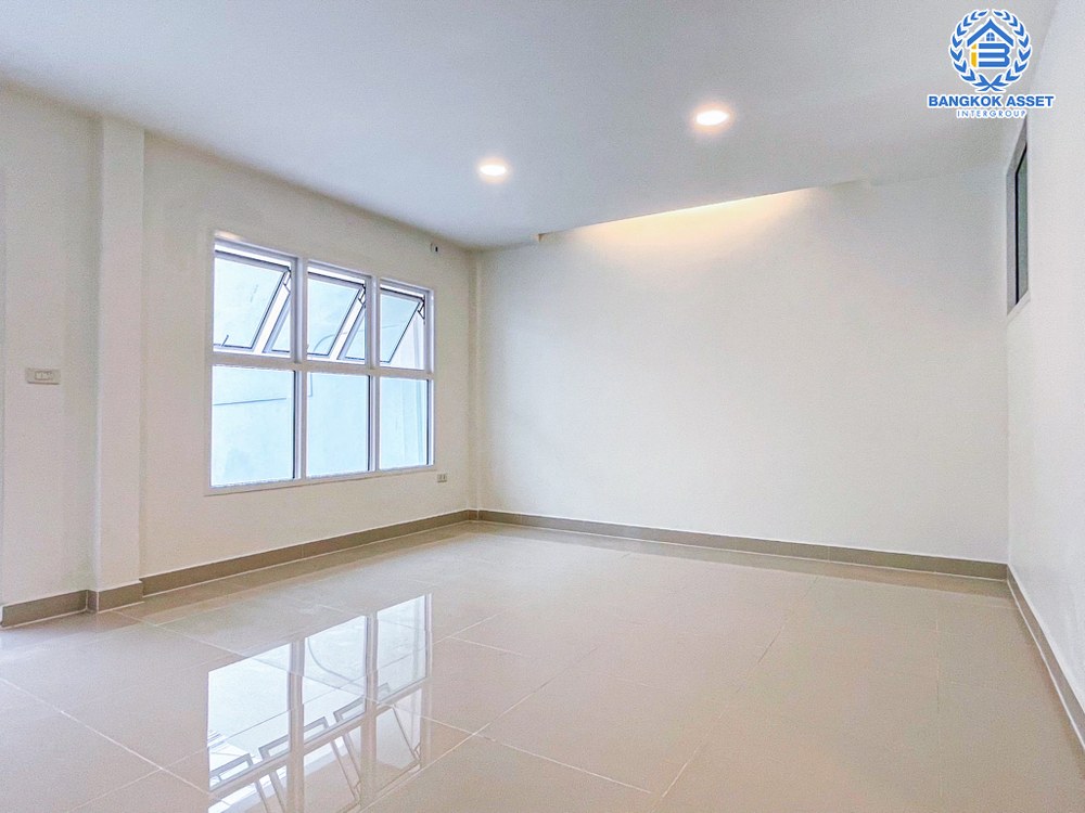 *****ทาวน์เฮ้าส์มือสอง หมู่บ้าน บ้านสายลม แจ้งวัฒนะ-ปากเกร็ด เนื้อที่กว้าง 27 ตร.ว. ฟังก์ชัน 3 ห้องนอน 2 ห้องน้ำ 2 ที่จอดรถ ภายในสภาพดีเยี่ยม ตกแต่งใหม่ทั้ง พร้อมเข้าอยู่ได้ทันที บนทำเลดี เชื่อมต่อถนนแจ้งวัฒนะ-ปากเกร็ด, ถนนติวานนท์-ปทุมธานี, ถนนเลี่ยงเมืองปากเกร็ด ใกล้รถไฟฟ้าสายสีชมพู "สถานีเลี่ยงเมืองปากเกร็ด" และจุดขึ้นทางด่วน "แจ้งวัฒนะ"