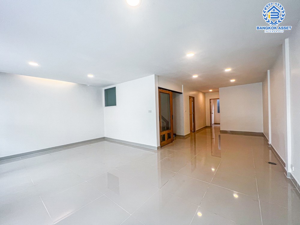 *****ทาวน์เฮ้าส์มือสอง หมู่บ้าน บ้านสายลม แจ้งวัฒนะ-ปากเกร็ด เนื้อที่กว้าง 27 ตร.ว. ฟังก์ชัน 3 ห้องนอน 2 ห้องน้ำ 2 ที่จอดรถ ภายในสภาพดีเยี่ยม ตกแต่งใหม่ทั้ง พร้อมเข้าอยู่ได้ทันที บนทำเลดี เชื่อมต่อถนนแจ้งวัฒนะ-ปากเกร็ด, ถนนติวานนท์-ปทุมธานี, ถนนเลี่ยงเมืองปากเกร็ด ใกล้รถไฟฟ้าสายสีชมพู "สถานีเลี่ยงเมืองปากเกร็ด" และจุดขึ้นทางด่วน "แจ้งวัฒนะ"