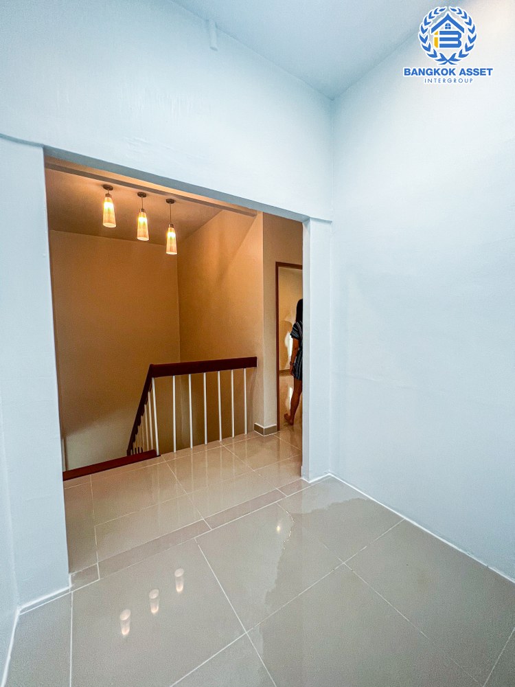 *****ทาวน์เฮ้าส์มือสอง หมู่บ้าน บ้านสายลม แจ้งวัฒนะ-ปากเกร็ด เนื้อที่กว้าง 27 ตร.ว. ฟังก์ชัน 3 ห้องนอน 2 ห้องน้ำ 2 ที่จอดรถ ภายในสภาพดีเยี่ยม ตกแต่งใหม่ทั้ง พร้อมเข้าอยู่ได้ทันที บนทำเลดี เชื่อมต่อถนนแจ้งวัฒนะ-ปากเกร็ด, ถนนติวานนท์-ปทุมธานี, ถนนเลี่ยงเมืองปากเกร็ด ใกล้รถไฟฟ้าสายสีชมพู "สถานีเลี่ยงเมืองปากเกร็ด" และจุดขึ้นทางด่วน "แจ้งวัฒนะ"