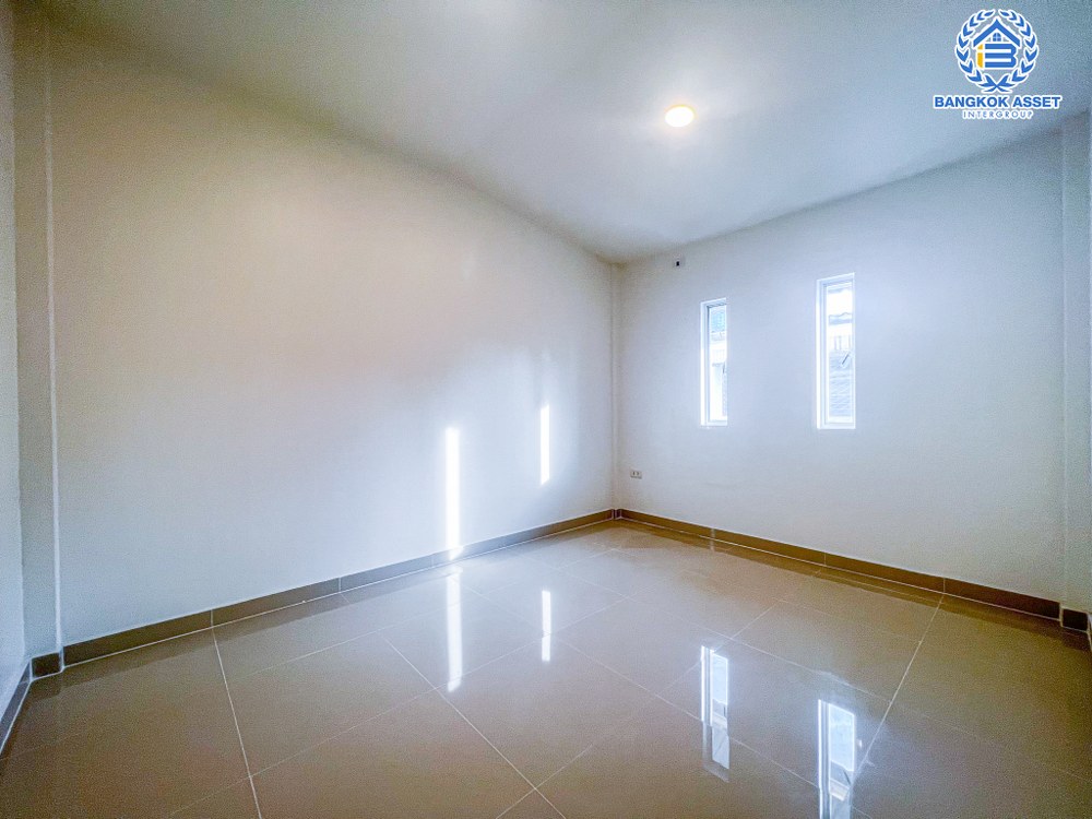 *****ทาวน์เฮ้าส์มือสอง หมู่บ้าน บ้านสายลม แจ้งวัฒนะ-ปากเกร็ด เนื้อที่กว้าง 27 ตร.ว. ฟังก์ชัน 3 ห้องนอน 2 ห้องน้ำ 2 ที่จอดรถ ภายในสภาพดีเยี่ยม ตกแต่งใหม่ทั้ง พร้อมเข้าอยู่ได้ทันที บนทำเลดี เชื่อมต่อถนนแจ้งวัฒนะ-ปากเกร็ด, ถนนติวานนท์-ปทุมธานี, ถนนเลี่ยงเมืองปากเกร็ด ใกล้รถไฟฟ้าสายสีชมพู "สถานีเลี่ยงเมืองปากเกร็ด" และจุดขึ้นทางด่วน "แจ้งวัฒนะ"