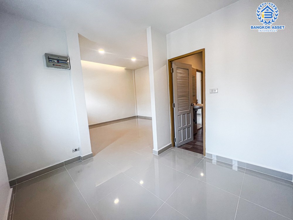 *****ทาวน์เฮ้าส์มือสอง หมู่บ้าน บ้านสายลม แจ้งวัฒนะ-ปากเกร็ด เนื้อที่กว้าง 27 ตร.ว. ฟังก์ชัน 3 ห้องนอน 2 ห้องน้ำ 2 ที่จอดรถ ภายในสภาพดีเยี่ยม ตกแต่งใหม่ทั้ง พร้อมเข้าอยู่ได้ทันที บนทำเลดี เชื่อมต่อถนนแจ้งวัฒนะ-ปากเกร็ด, ถนนติวานนท์-ปทุมธานี, ถนนเลี่ยงเมืองปากเกร็ด ใกล้รถไฟฟ้าสายสีชมพู "สถานีเลี่ยงเมืองปากเกร็ด" และจุดขึ้นทางด่วน "แจ้งวัฒนะ"