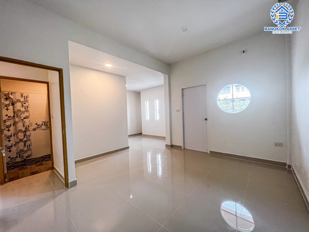 *****ทาวน์เฮ้าส์มือสอง หมู่บ้าน บ้านสายลม แจ้งวัฒนะ-ปากเกร็ด เนื้อที่กว้าง 27 ตร.ว. ฟังก์ชัน 3 ห้องนอน 2 ห้องน้ำ 2 ที่จอดรถ ภายในสภาพดีเยี่ยม ตกแต่งใหม่ทั้ง พร้อมเข้าอยู่ได้ทันที บนทำเลดี เชื่อมต่อถนนแจ้งวัฒนะ-ปากเกร็ด, ถนนติวานนท์-ปทุมธานี, ถนนเลี่ยงเมืองปากเกร็ด ใกล้รถไฟฟ้าสายสีชมพู "สถานีเลี่ยงเมืองปากเกร็ด" และจุดขึ้นทางด่วน "แจ้งวัฒนะ"