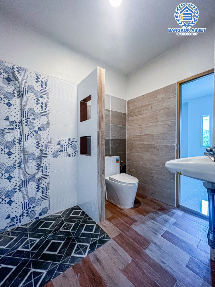 *****ทาวน์เฮ้าส์มือสอง หมู่บ้าน บ้านสายลม แจ้งวัฒนะ-ปากเกร็ด เนื้อที่กว้าง 27 ตร.ว. ฟังก์ชัน 3 ห้องนอน 2 ห้องน้ำ 2 ที่จอดรถ ภายในสภาพดีเยี่ยม ตกแต่งใหม่ทั้ง พร้อมเข้าอยู่ได้ทันที บนทำเลดี เชื่อมต่อถนนแจ้งวัฒนะ-ปากเกร็ด, ถนนติวานนท์-ปทุมธานี, ถนนเลี่ยงเมืองปากเกร็ด ใกล้รถไฟฟ้าสายสีชมพู "สถานีเลี่ยงเมืองปากเกร็ด" และจุดขึ้นทางด่วน "แจ้งวัฒนะ"